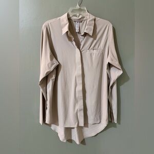 Athleta med Beige Urbanite Hidden Button Down Athleisure Long Sleeve Top